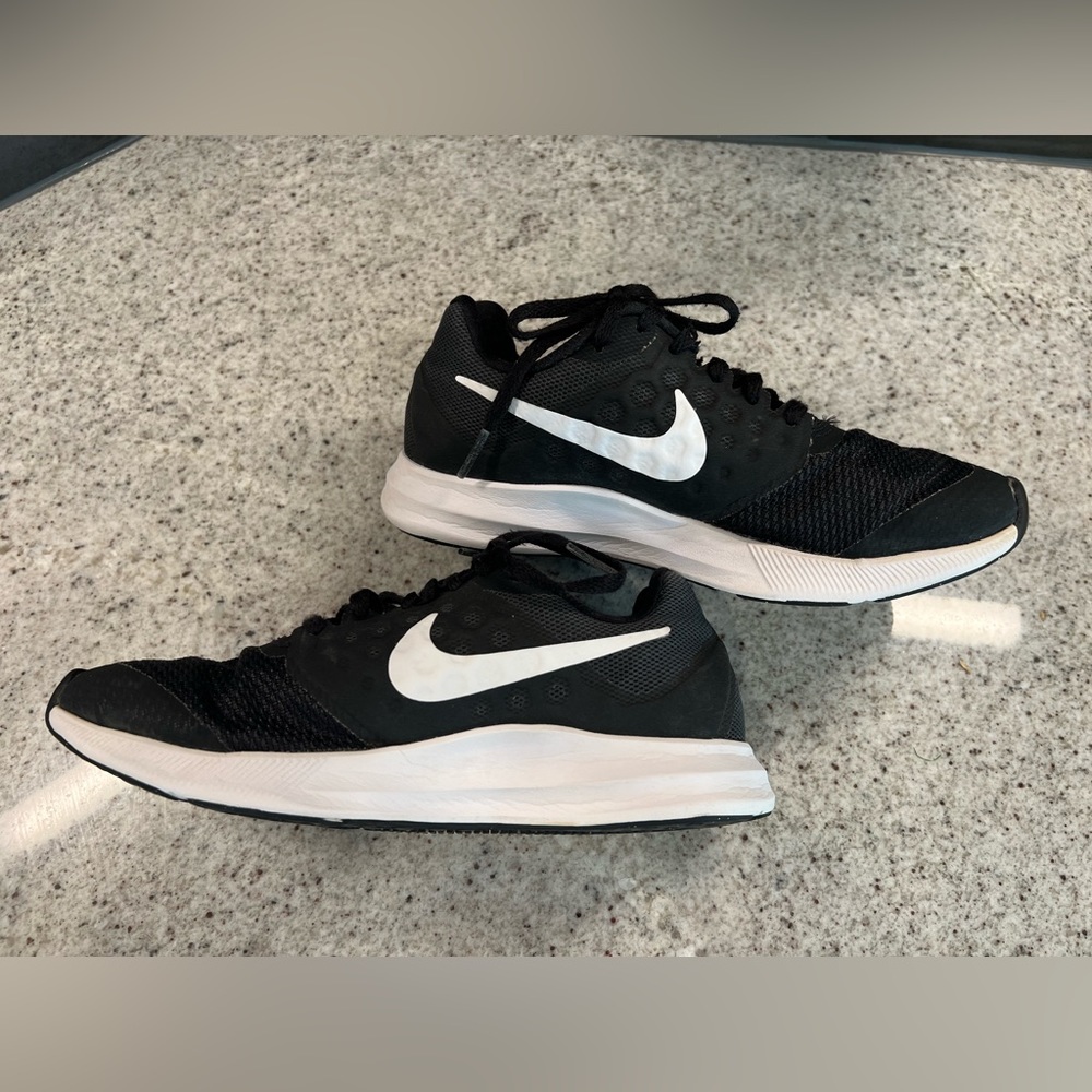 Nike Girls Shoes Size 3.5 - Picture 1 of 8
